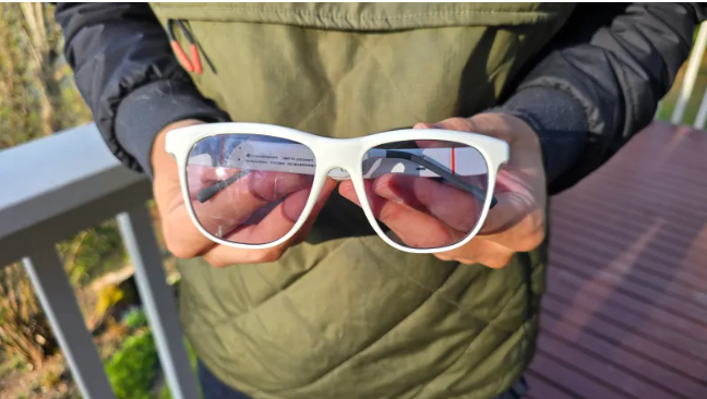 The Manual reviews "how Solos Smart Glassses transformed my travels"